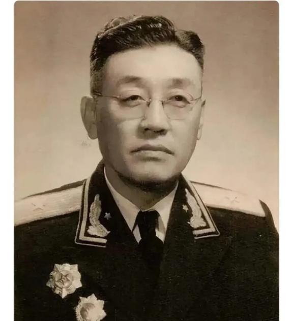 1955年授衔仪式结束后，仅获评少将军衔的贺晋年，遇到了刚跟老领导敬礼、寒暄完毕