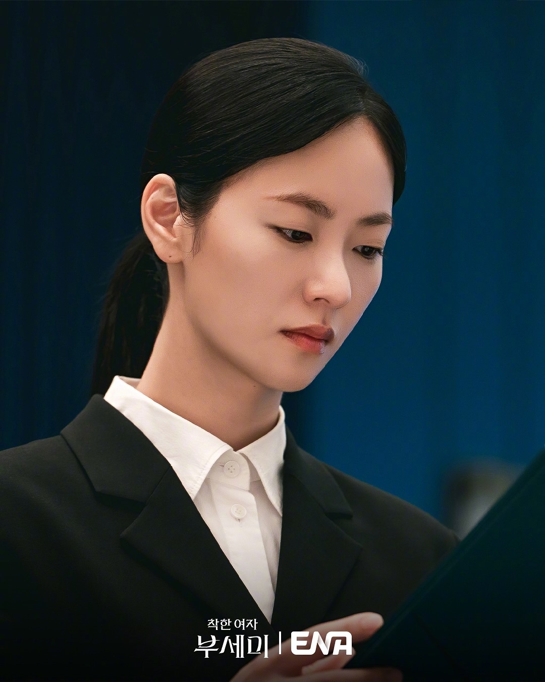 ENA新月火剧善良的女人夫世美 公开全汝彬[超话] 剧照。该剧讲述梦想着人生重置