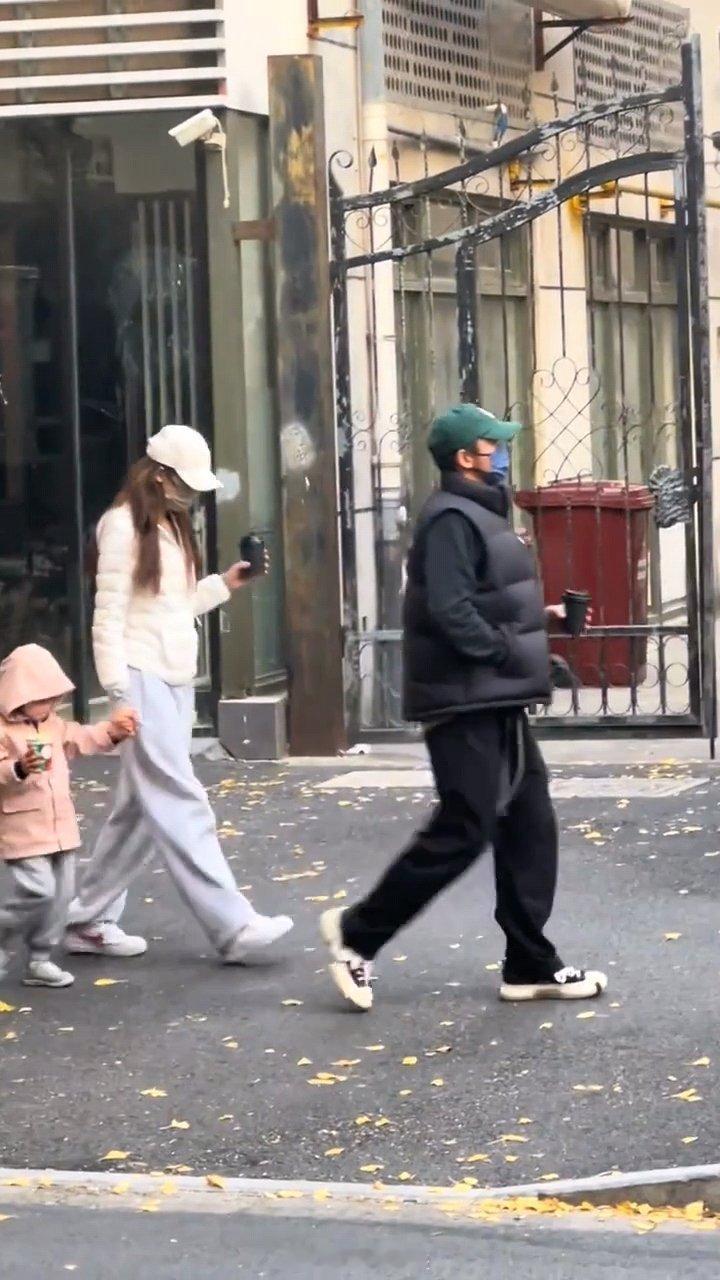 上海偶遇郑恺苗苗一家  郑恺苗苗带女儿逛街 郑恺苗苗带女儿逛街，幸福的一家人 