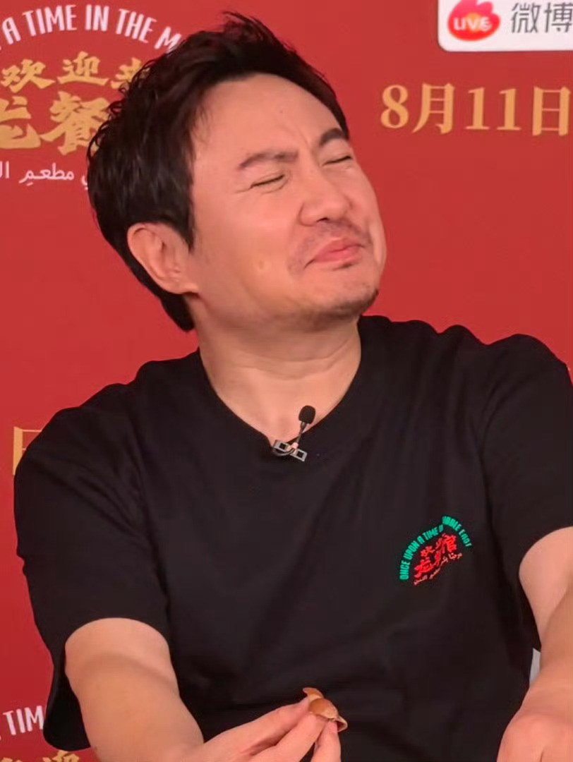 沈腾栗子美甲一眼没见腾哥，居然多了一副栗子美甲。 