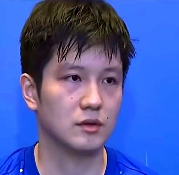 “小胖要叛逃？”别闹了。

德国球馆里的他，球衣背后还是印着“CHINA”。
