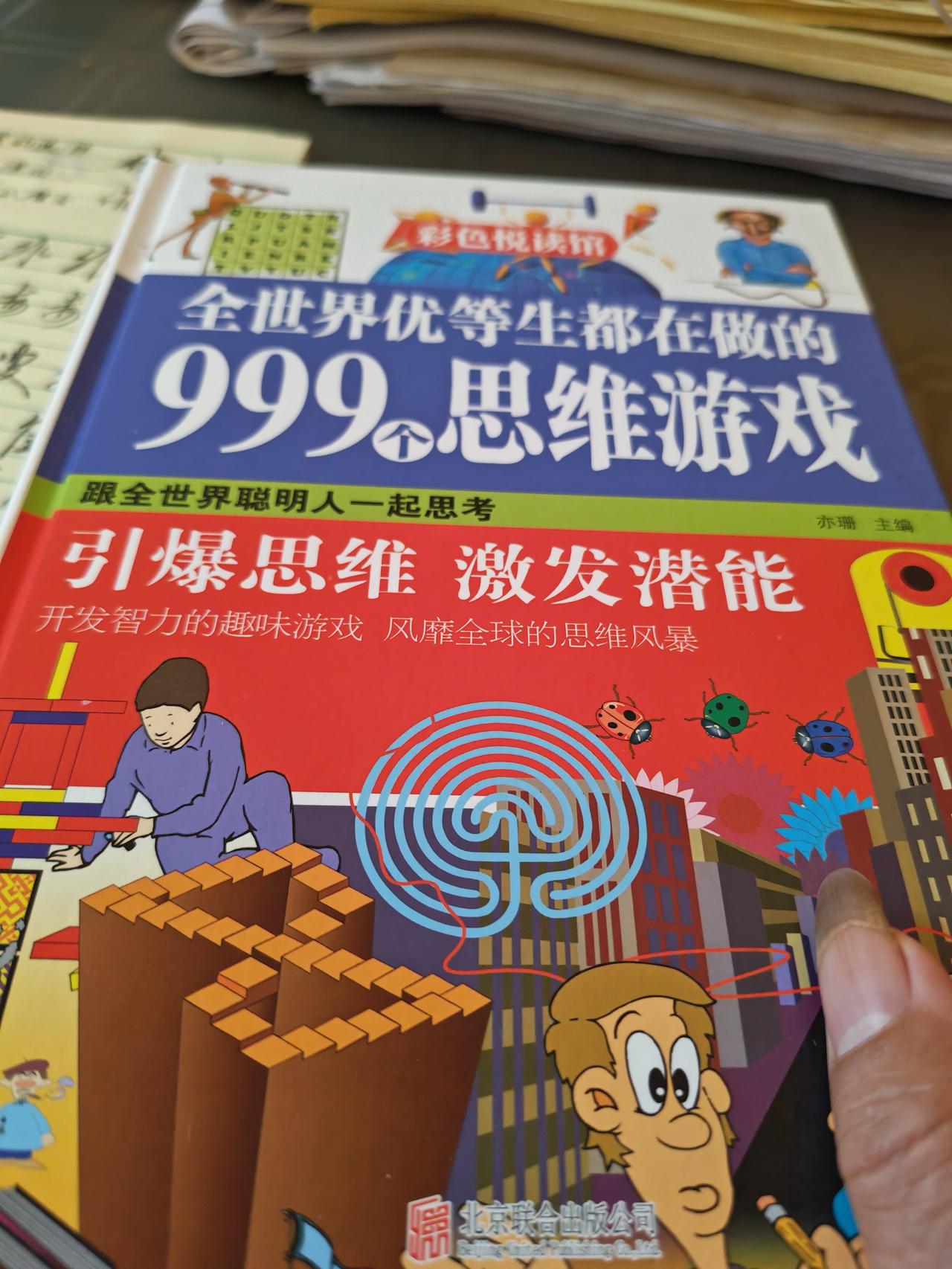 晒晒我的书桌角落！原来幸福藏在这些小事里✨
 
刚整理完书桌，随手拍了这一角，突