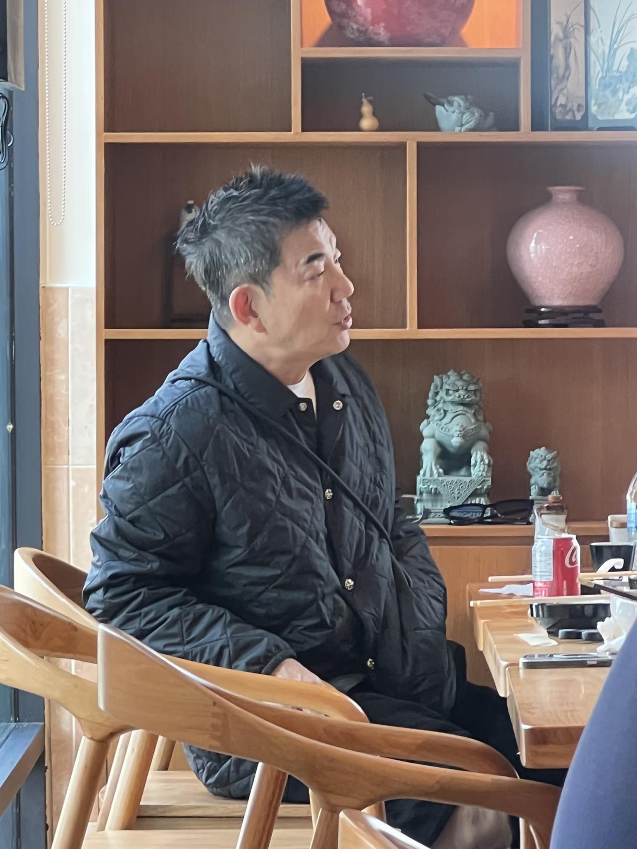 60岁任贤齐在温哥华被偶遇，他在一间华人餐馆吃中餐，吃饱喝足之后去了一间服装店买