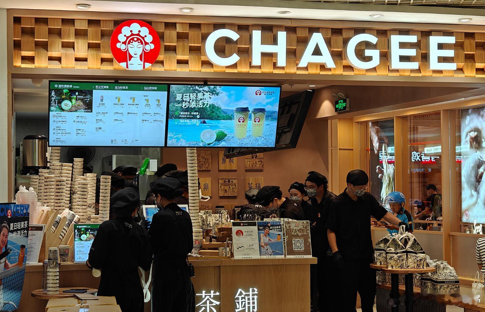 霸王茶姬发长文回应质疑？霸王茶姬当前的情况该咋看？近日，霸王茶姬因“咖啡因”相关