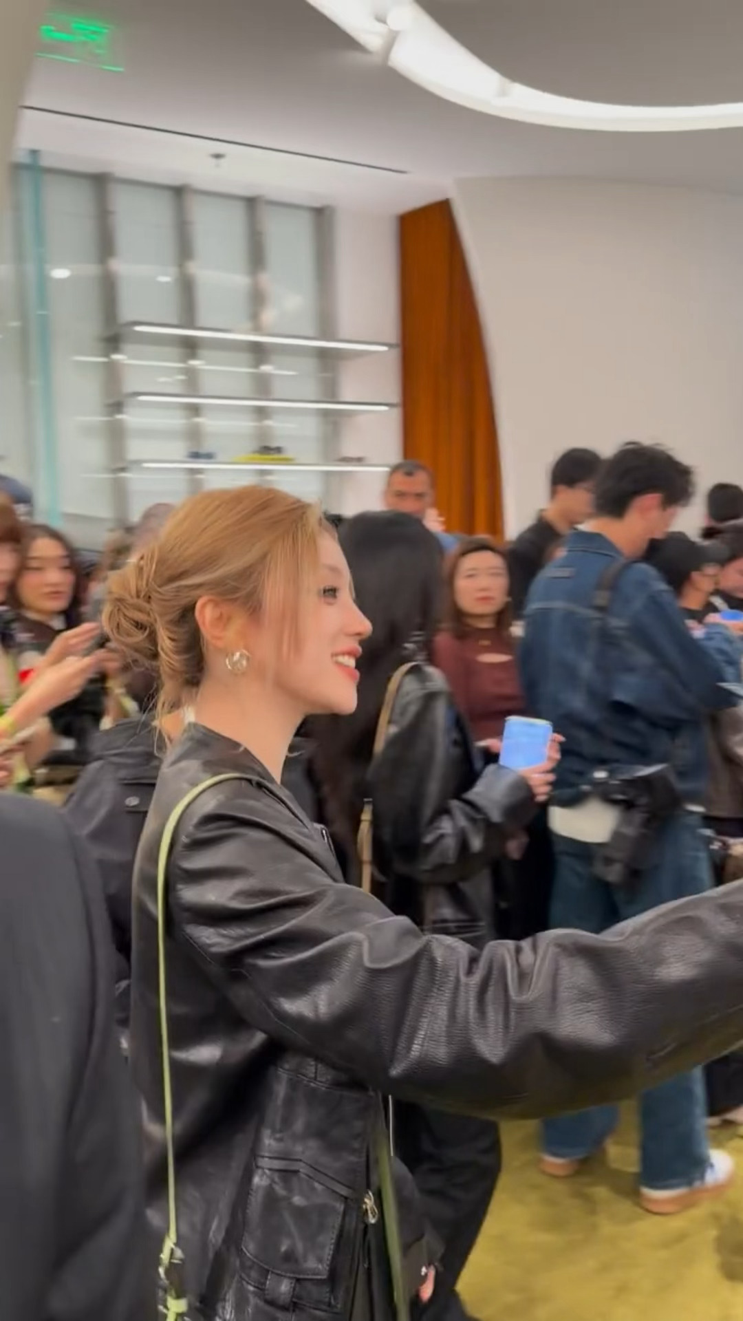 今天这套皮衣look好有姐感[流鼻血][流鼻血][流鼻血]宋雨琦上海活动生图宋雨