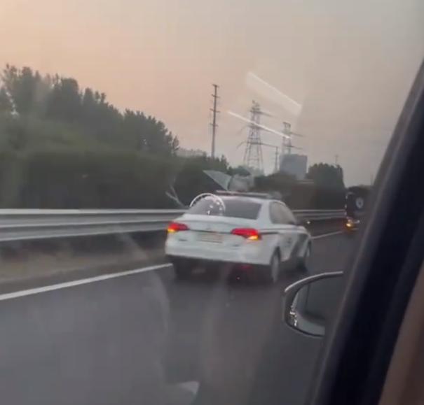 网友高速偶遇高考试卷押送车队，护送细节拉满，安全感爆棚
说句真实的，这有可能是很