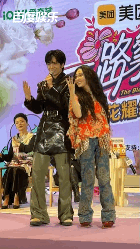 张柏芝邵子恒双人舞 邵子恒边唱边配合姐姐的动作，两个人双人舞好默契啊，张柏芝好美
