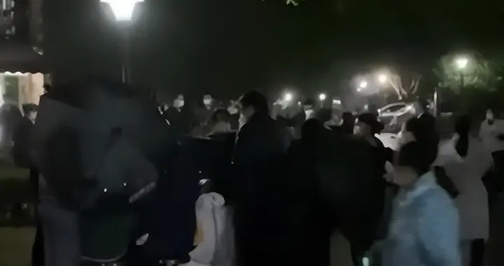 网传重庆一孕妇小区路边急产，物业：已平安生产并前往医院