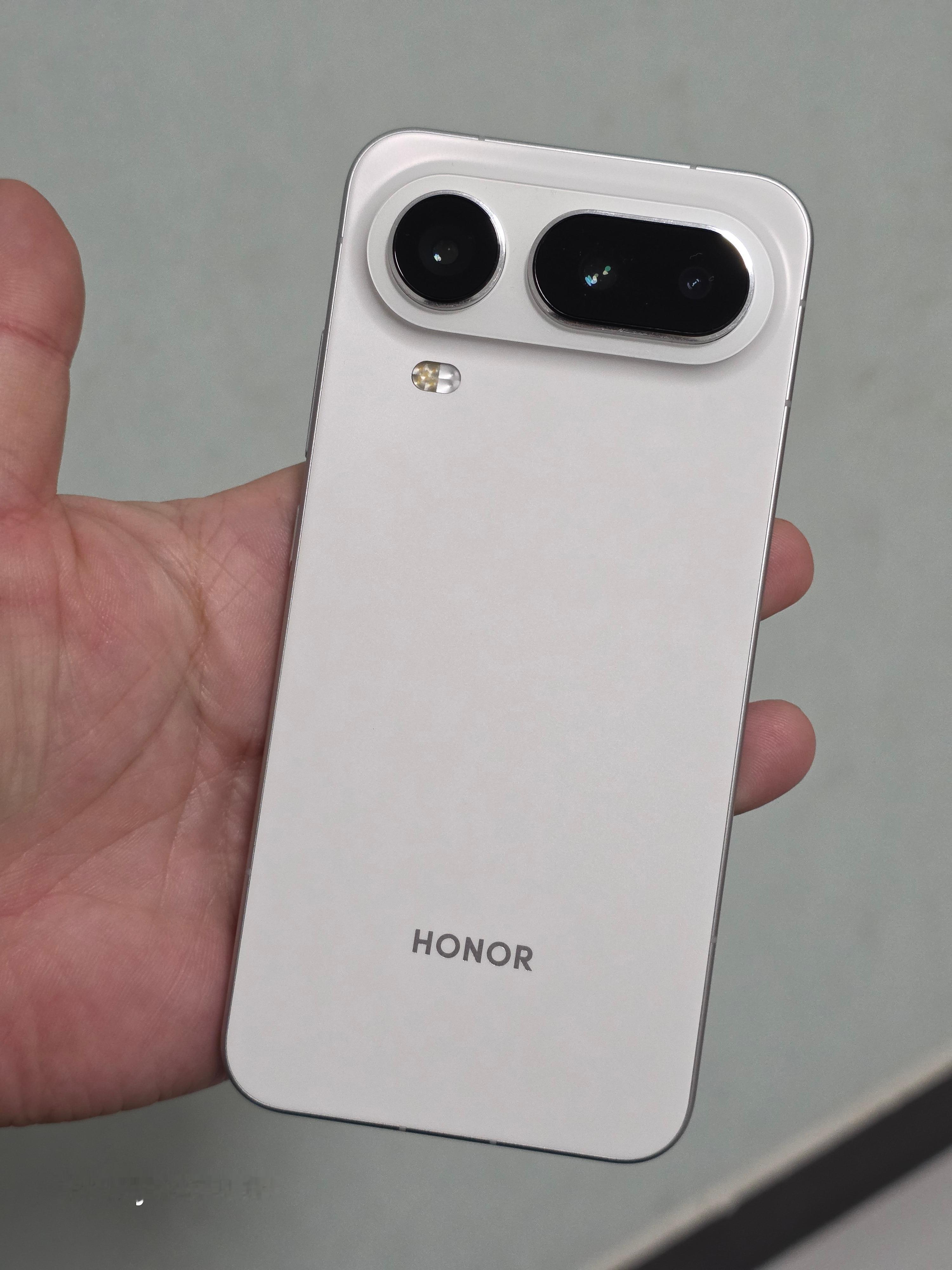 荣耀Magic 8 Pro Air 不但有双扬，而且音质还不错。 