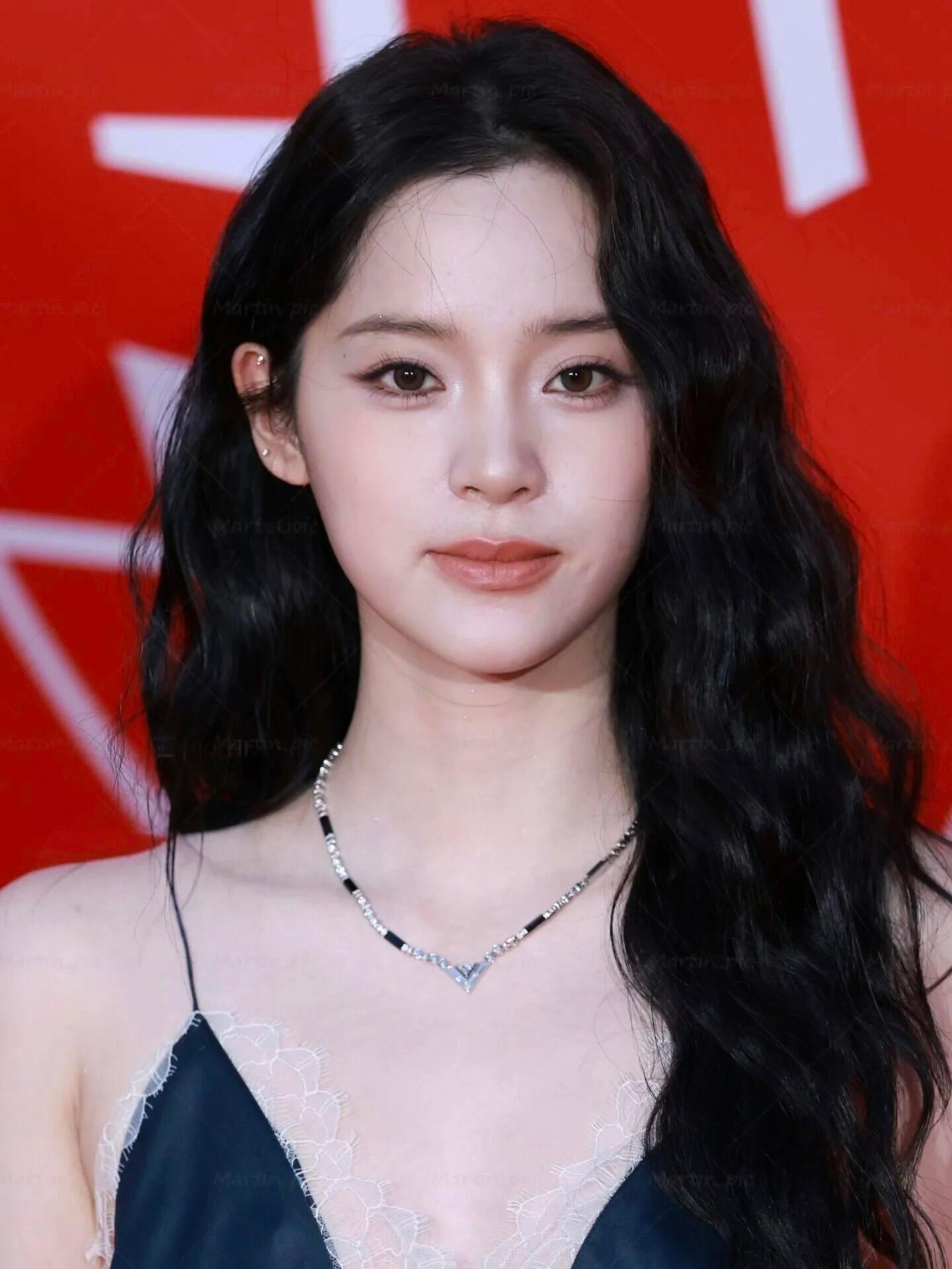 欧阳娜娜的长相真的很奇妙，放在娱乐圈里，她并不是标准意义上的大美女，也没有那种一