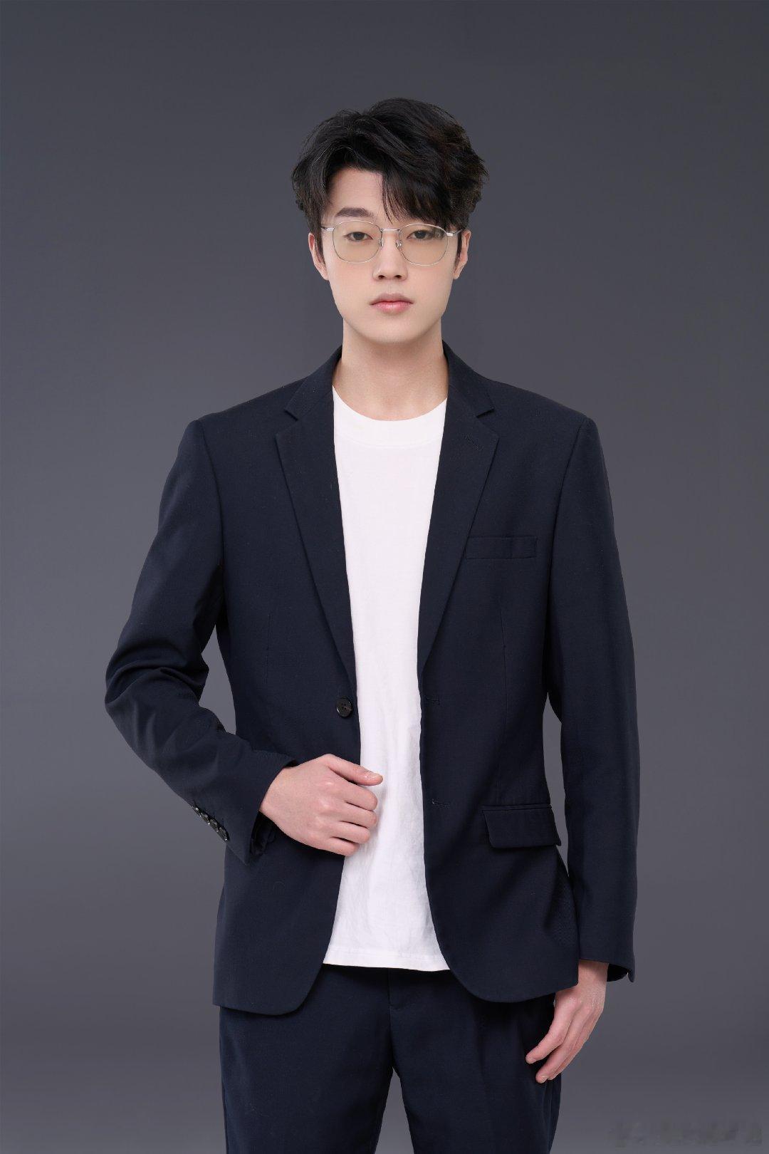 🔴18家俱乐部教练定妆照合集感觉教练们也很fashionbao 吕成林 sk漠