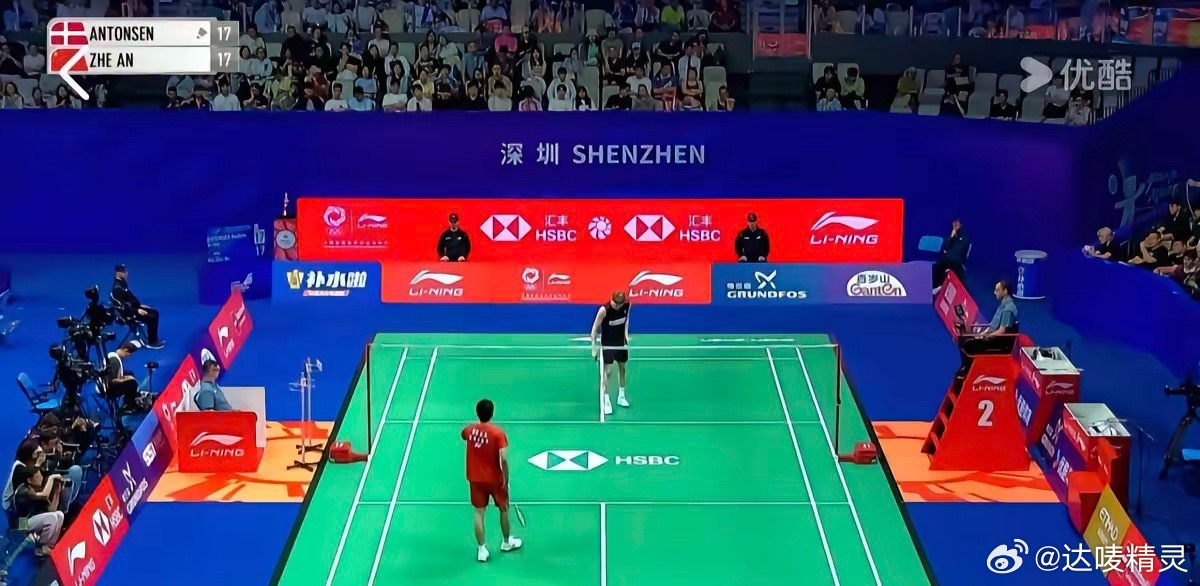 中国羽毛球大师赛安东森男单首轮晋级虽败犹荣，小将胡哲安惜败丹麦一哥，遗憾止步中国