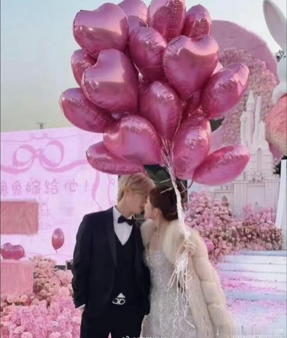 鹿哈订婚乍一看看成了鹿晗订婚,翻了两张照片发现女方不是关晓彤,心中大为震惊然后仔