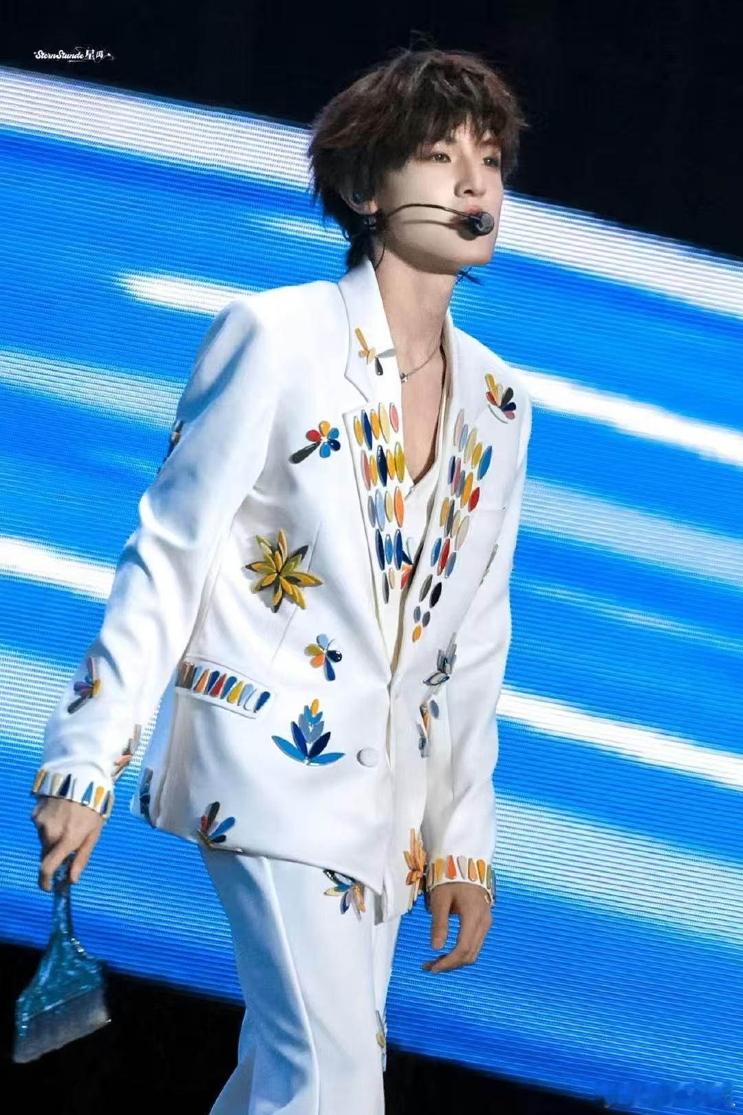 张泽禹大舌头版大舌头舞台 救命！张泽禹这个舞台真的太有魅力了，又萌又酷的样子，看