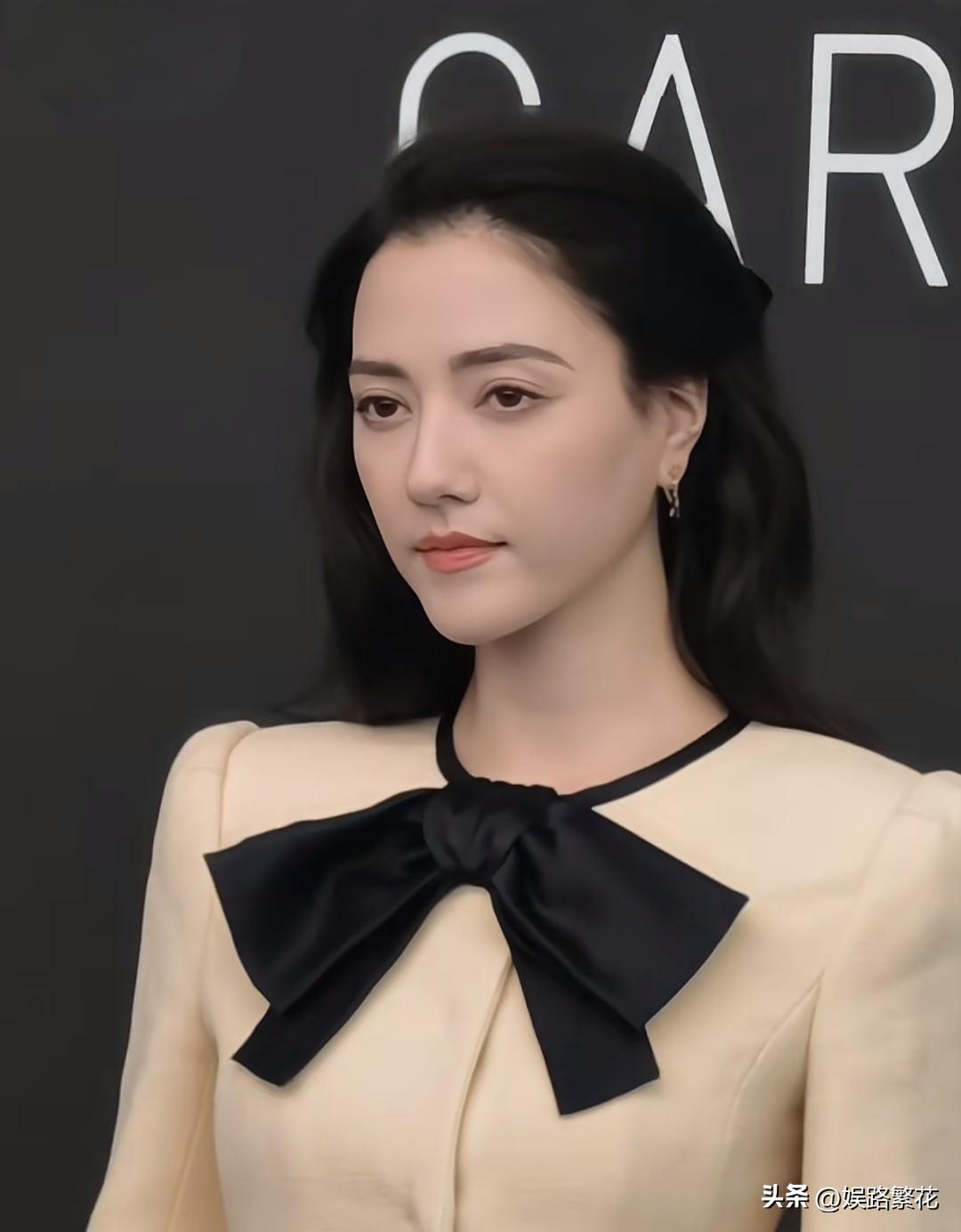 不愧是霍启山严选的女人！

3月19日，娜然现身上海华伦天奴活动，
她穿了一身奶