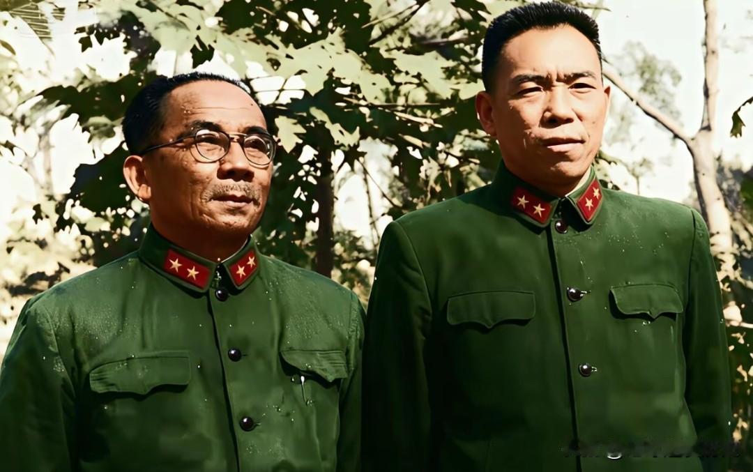 这张照片记录下梁兴初与庄田两位开国中将并肩站在一起的珍贵瞬间。
两人身着相同的6