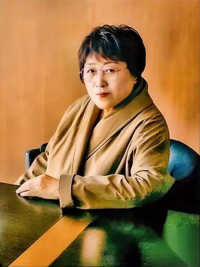 李银河说她没朋友？

真相让中年人沉默了...

她坦言孤独是主动筛选，不是被动