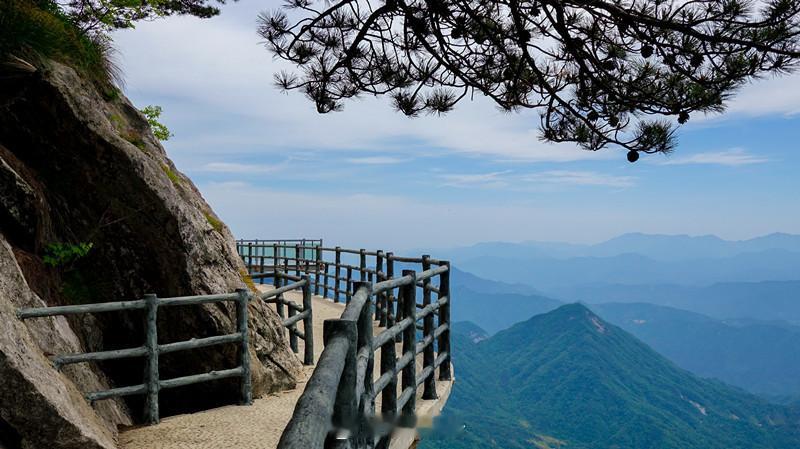 黄冈生活 英山大别山主峰景区因连续强降雨临时闭园，景区索道停运，恢复开放时间另行