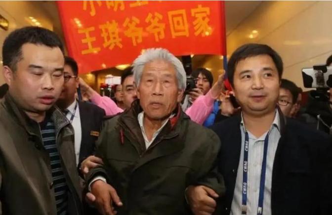 “他是逃兵，不配回国！请滚出中国。”2017年，面对滞留印度54年的王琪，人们纷