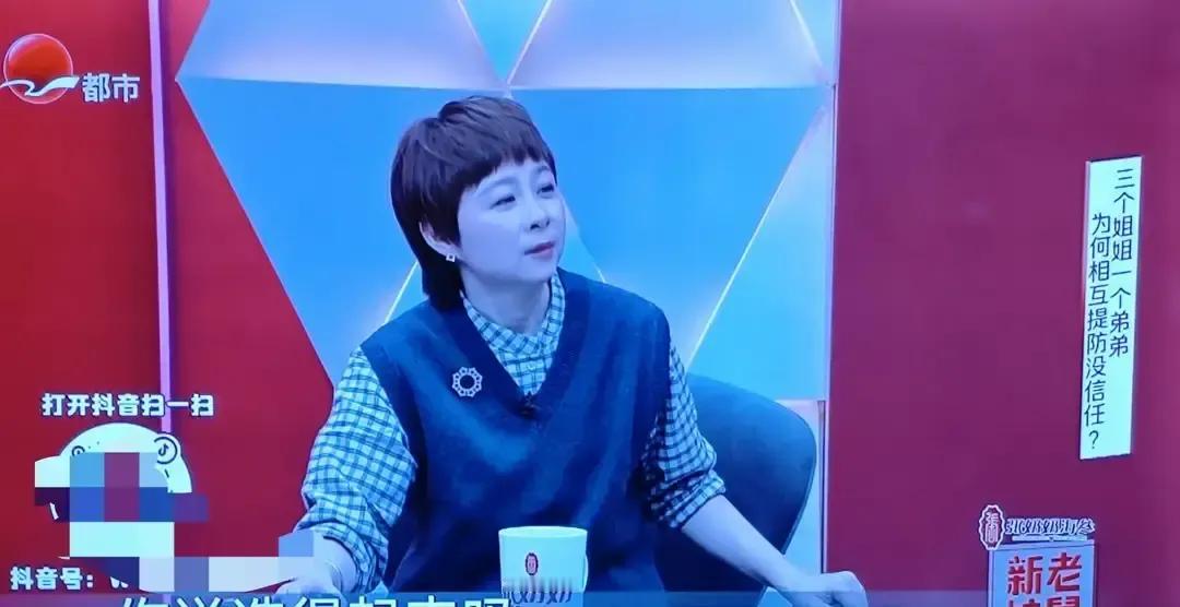 周瑾突然坐到《新老娘舅》调解桌正中间，老观众差点把遥控器摔了。
十几年都是杨蕾拍