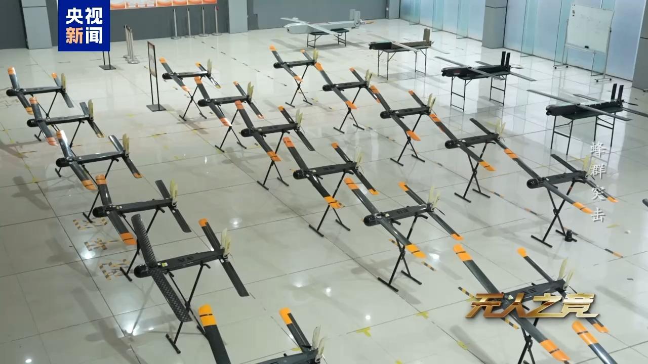 央视军事的公开画面里，荒漠靶场的空气仿佛瞬间凝固，三个外形几乎一模一样的靶标静静