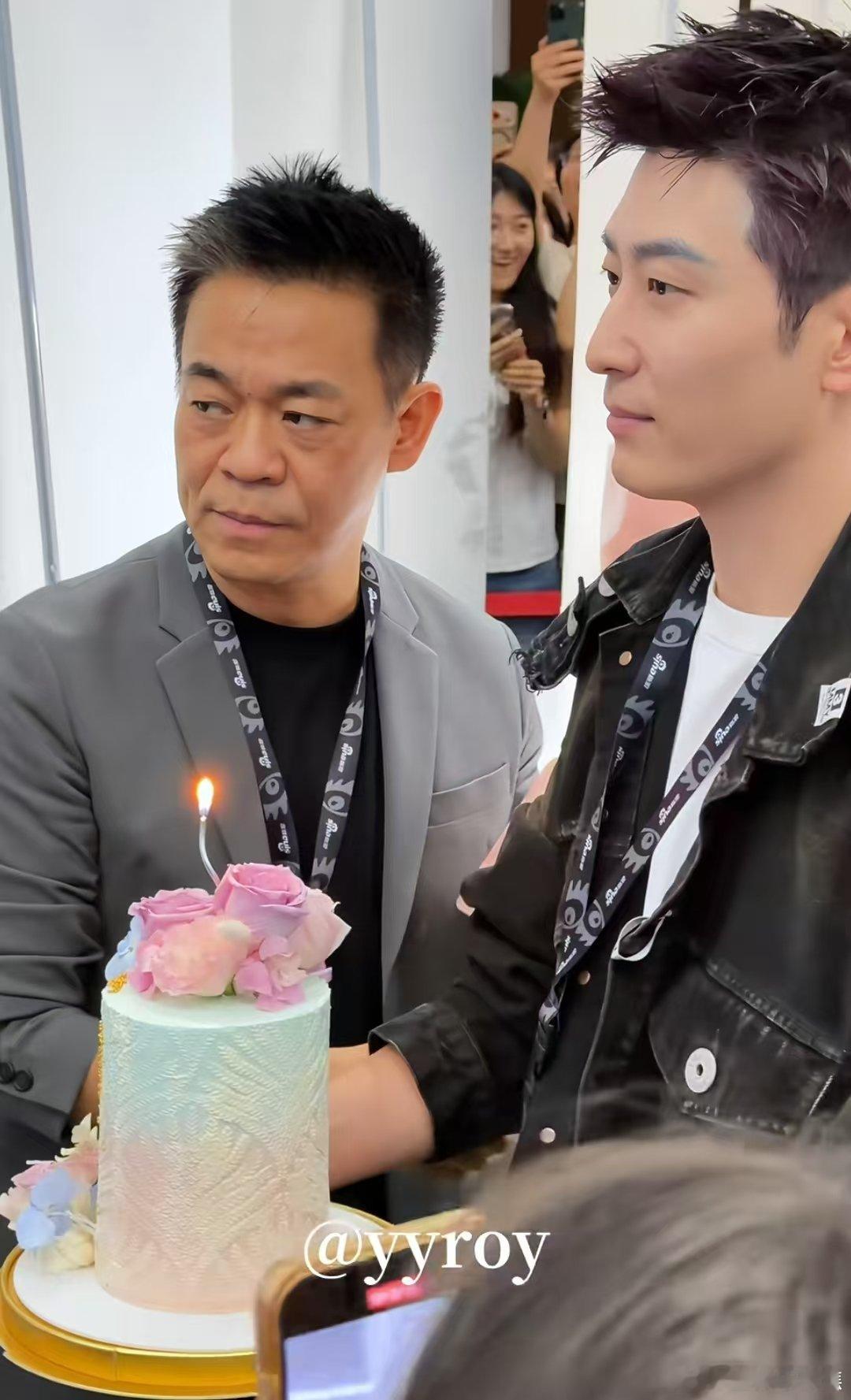 窦骁提前给刘浩存过生日窦骁扫楼时提前给刘浩存过生日了，贴心准备了蛋糕~窦骁给刘浩
