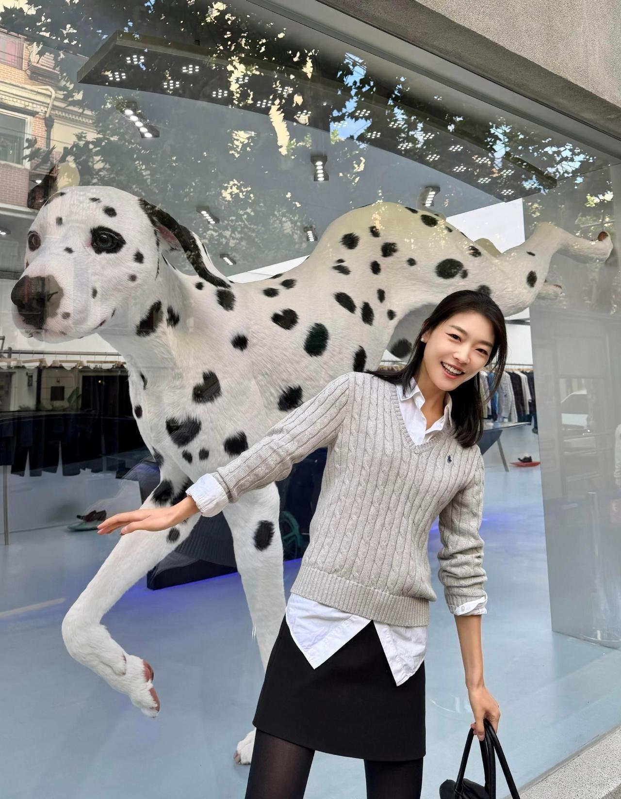 这套穿搭将简约文艺与轻熟通勤巧妙融合，风格舒适又具质感。内搭白色衬衫+灰色条纹针