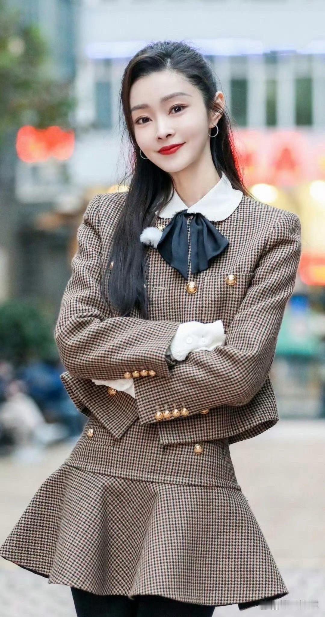 宋轶的短裙套装搭配黑色打底裤，尽显优雅气质。她的大长腿令人艳羡，真是时尚教科书。