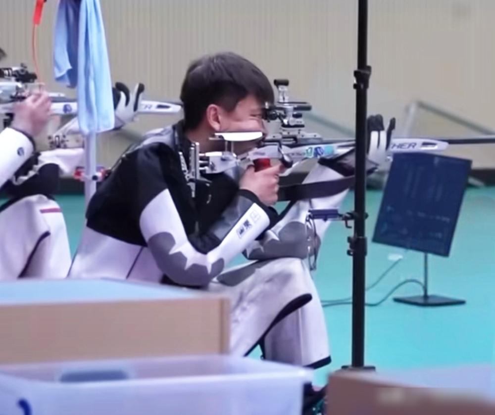 两个奥运冠军贴脸开大，这才是中国射击最残忍的地方。
 
就在广州的靶场上，消失在