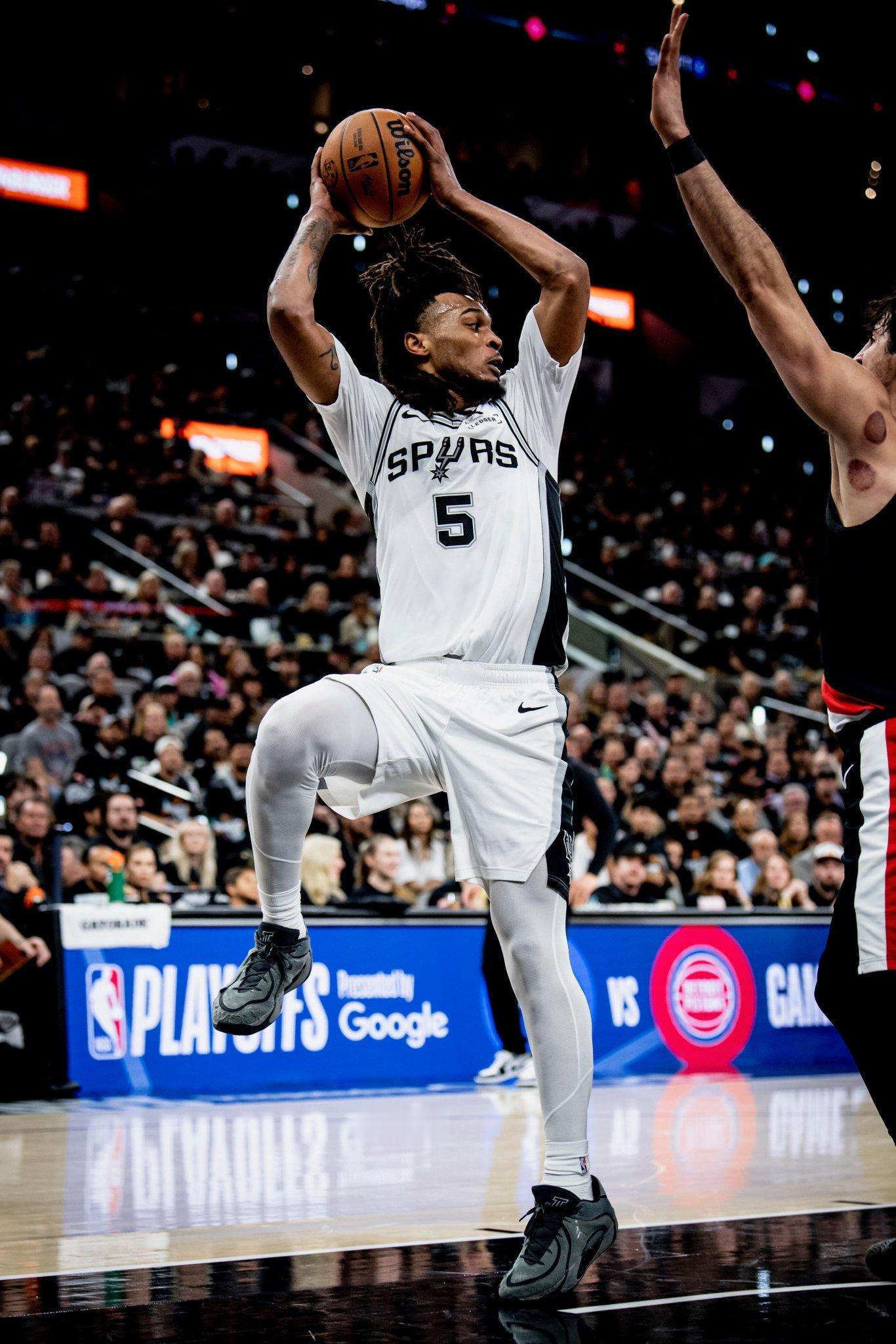 全场比赛结束！马刺主场103-106不敌开拓者，大比分来到1-1马刺：卡斯尔18