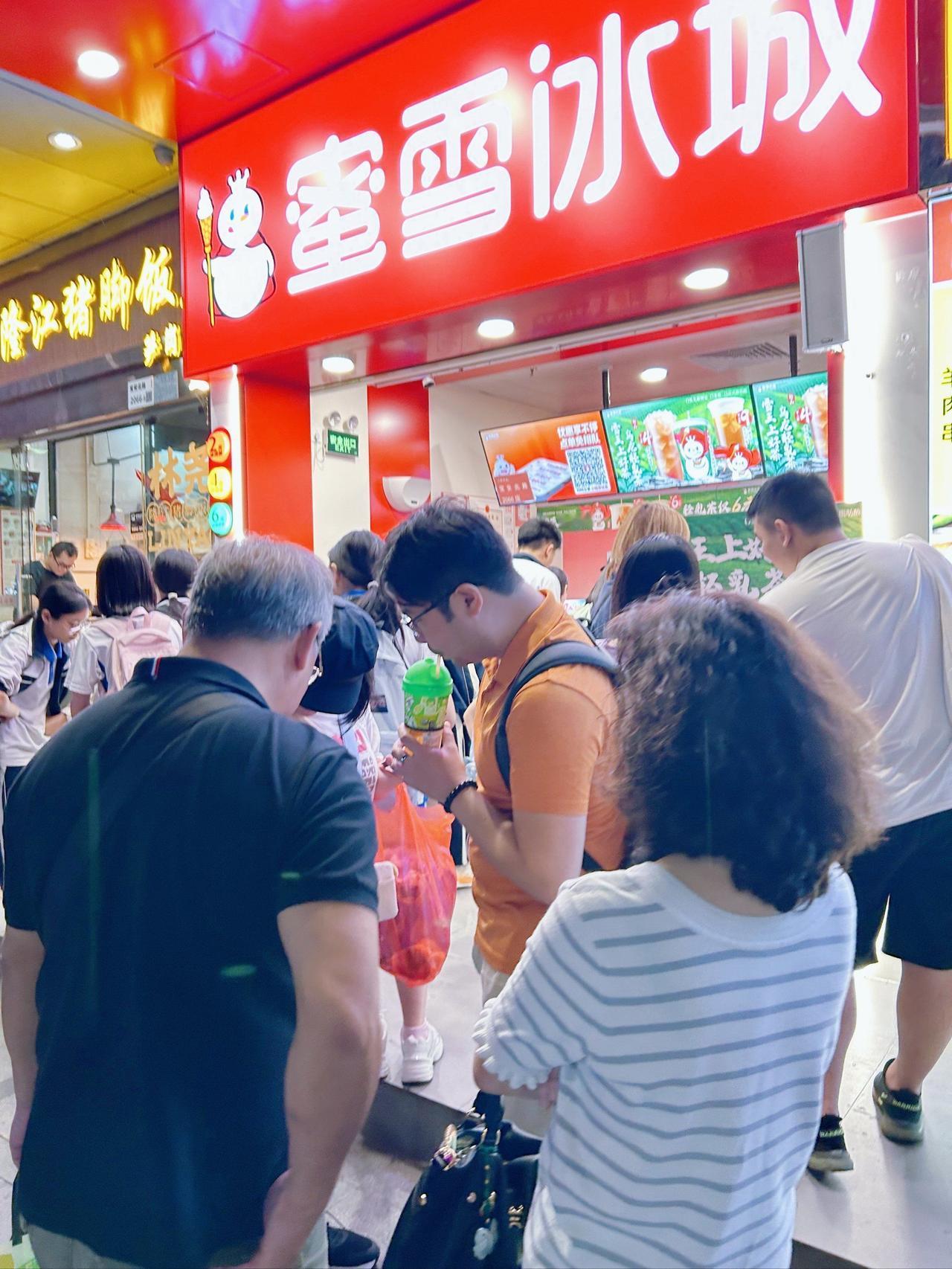 五一假期最硬核排队名场面，当属郑州东站旁的蜜雪冰城总部旗舰店。假期首日人气直接拉