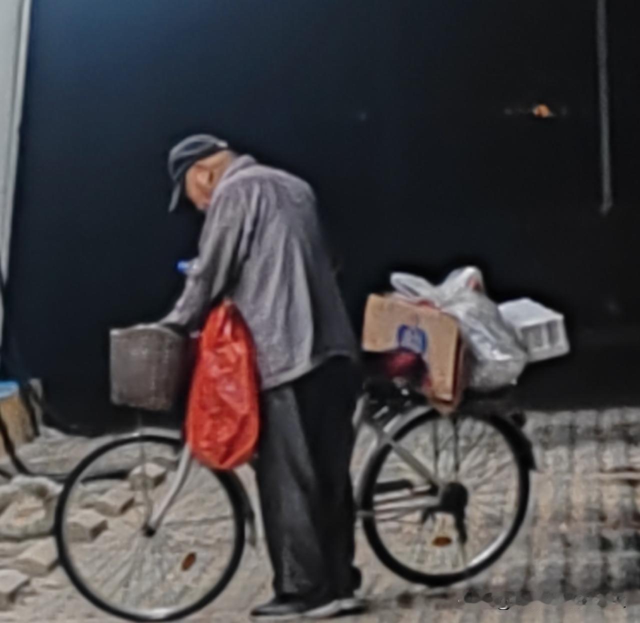 凌晨四点醒了下楼溜达，看见七十多岁大爷翻垃圾桶，心里一阵心酸
作者加速成长计划又