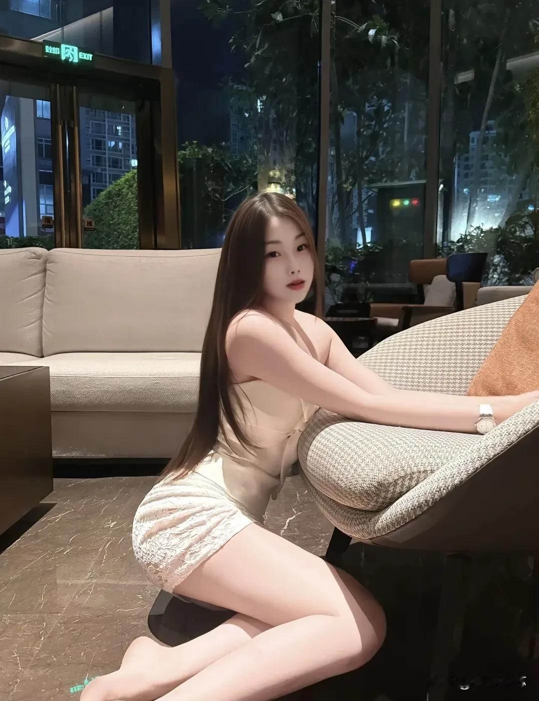 夜晚的咖啡馆，优雅地坐着，享受宁静时光。