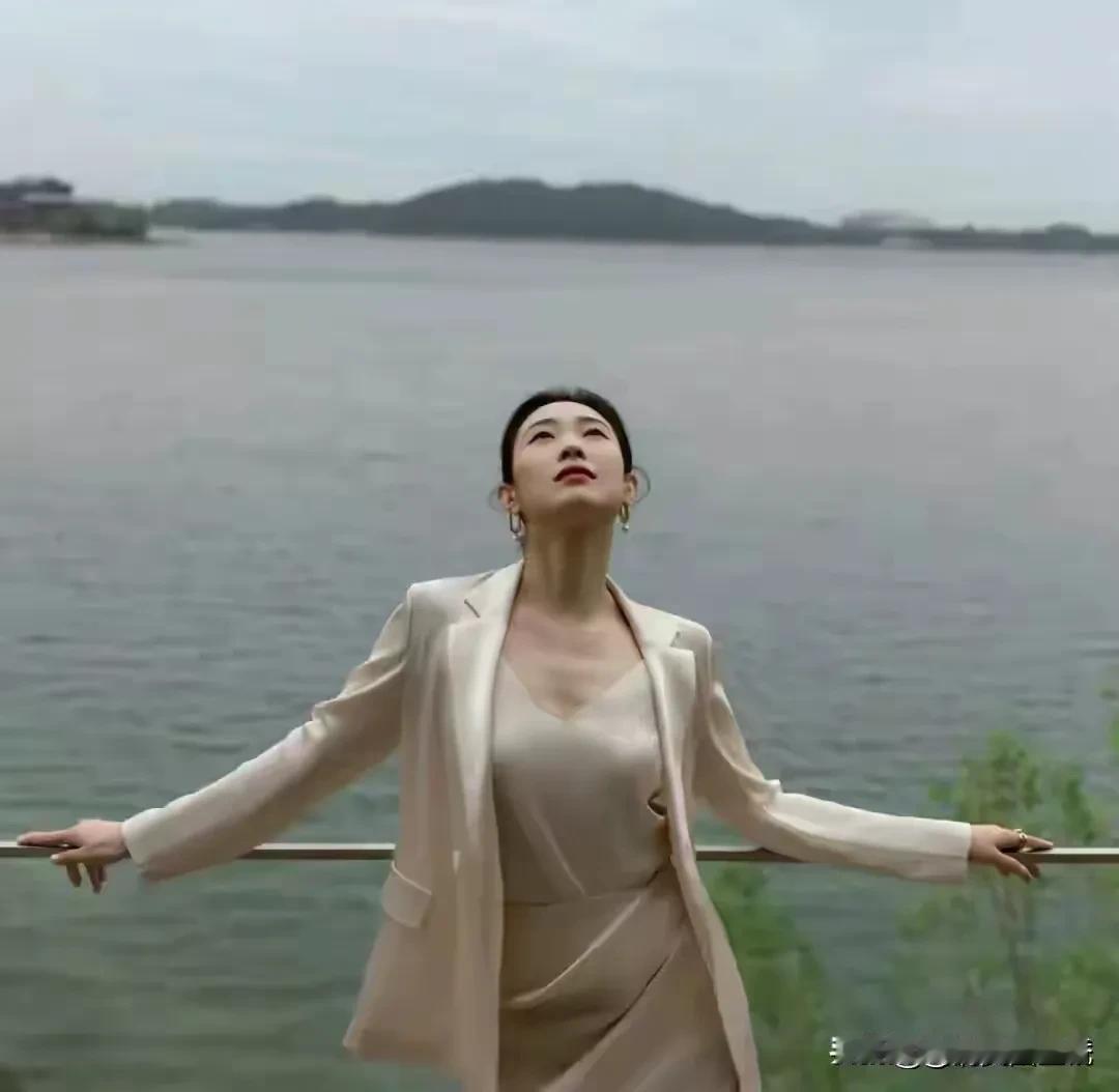 《老舅》里舅妈李小珍的死真的让人意难平，无辜又可怜，她的形象太深入人心了。她就像