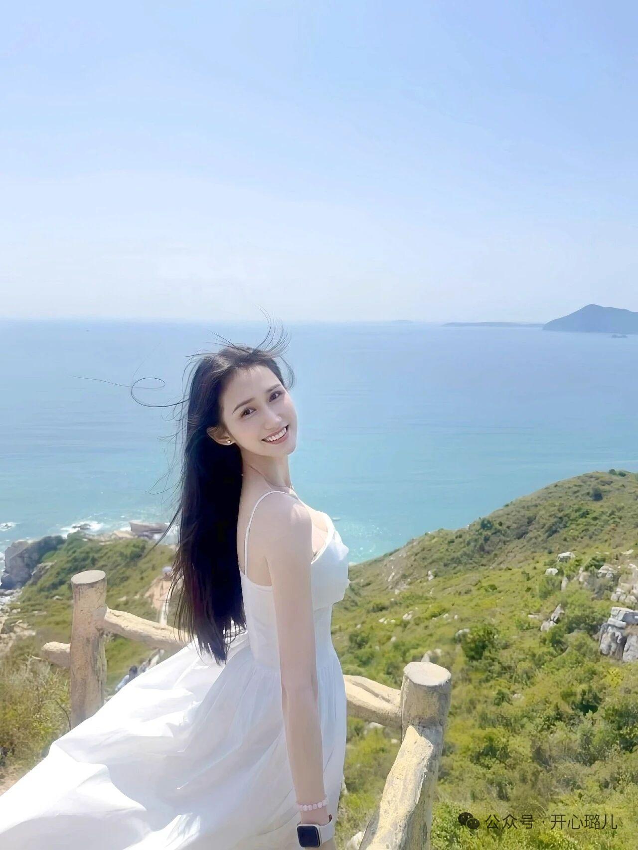 海风拂面气色好，笑语盈盈心自闲。美女人像群