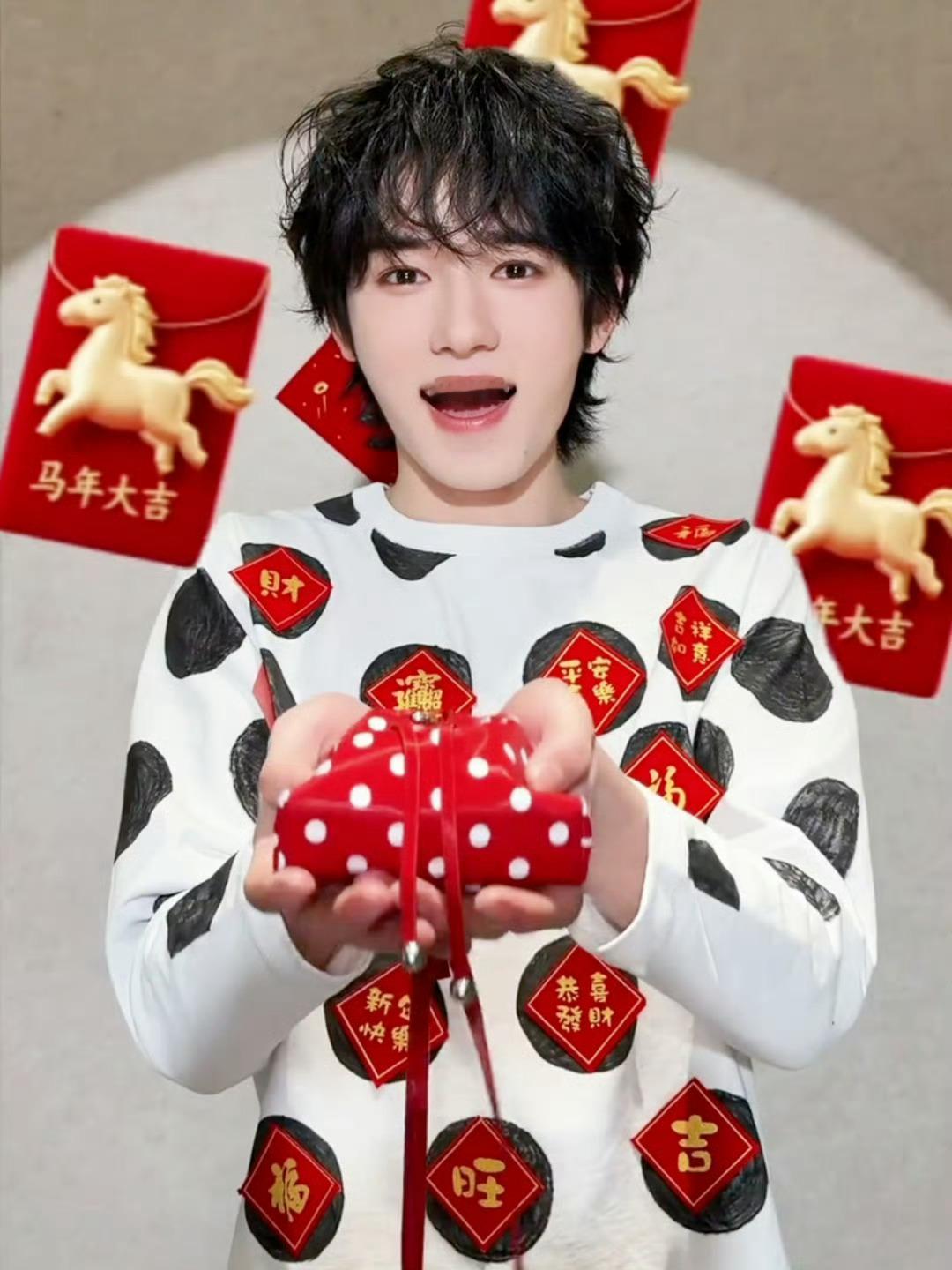 宋亚轩珍珠小子充实的新年 喜悦的珍珠小子来啦！！！宋亚轩到底手搓了多少件珍珠战服