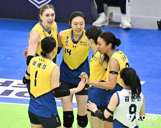 国际排坛动态韩国女排现代建设3-1（22-25/26-24/25-18/26-2