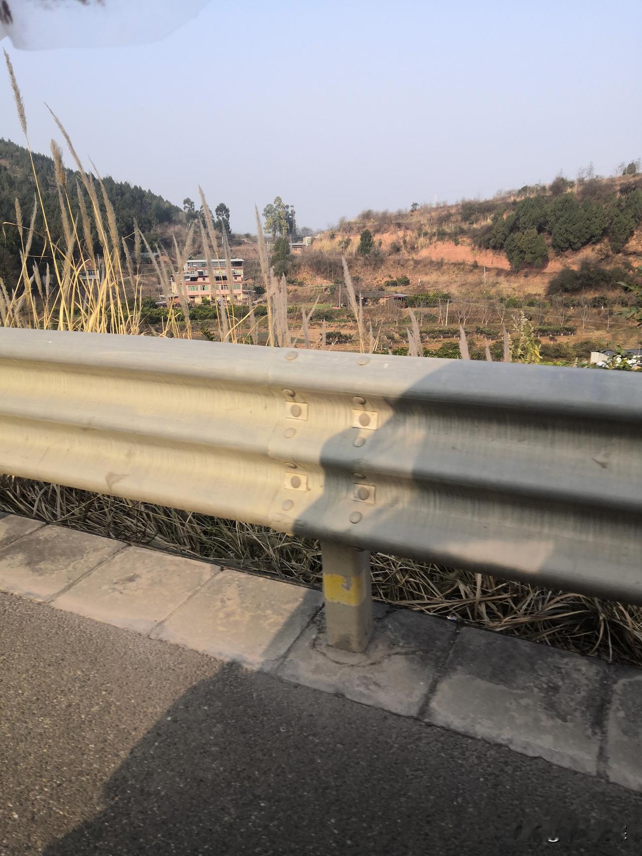 冬日的暖阳照在大地上。远处的山坡上都是霞光温柔的一面，山坡下面有人家，这里又有好