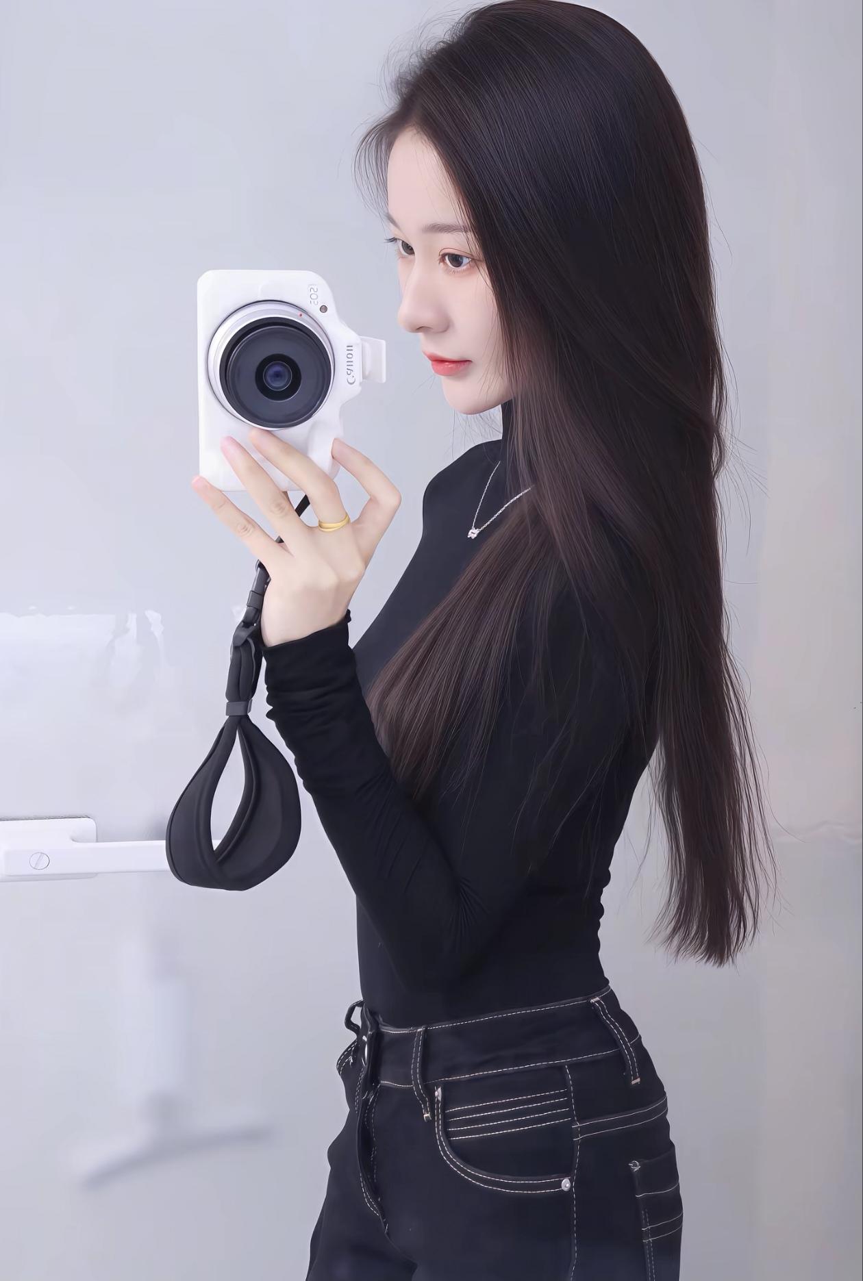 镜中人影动，花前笑语长。