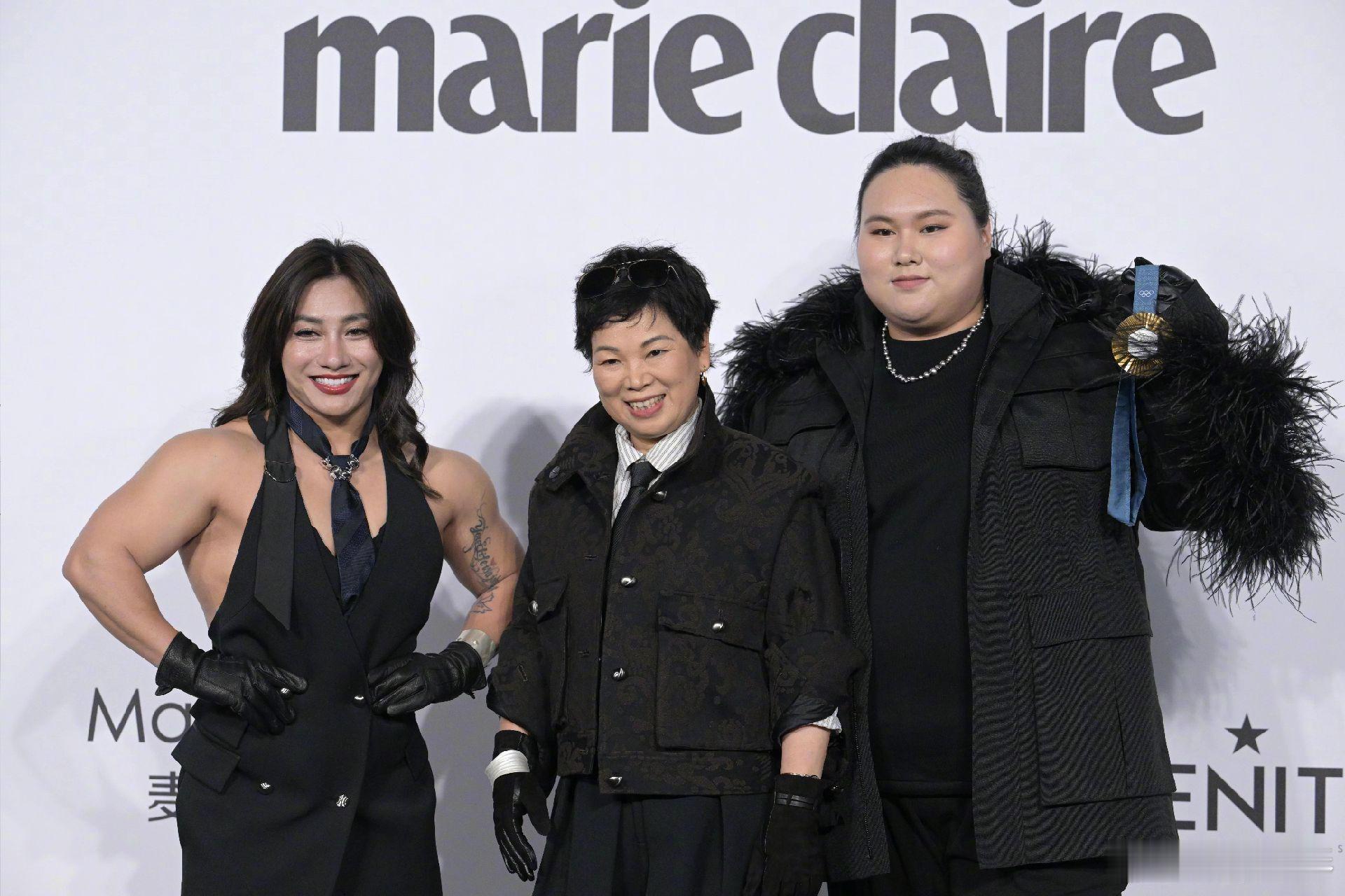 嘉人红毯。乒乓球运动员倪夏莲、举重运动员李雯雯、健美达人卞瑞英亮相 