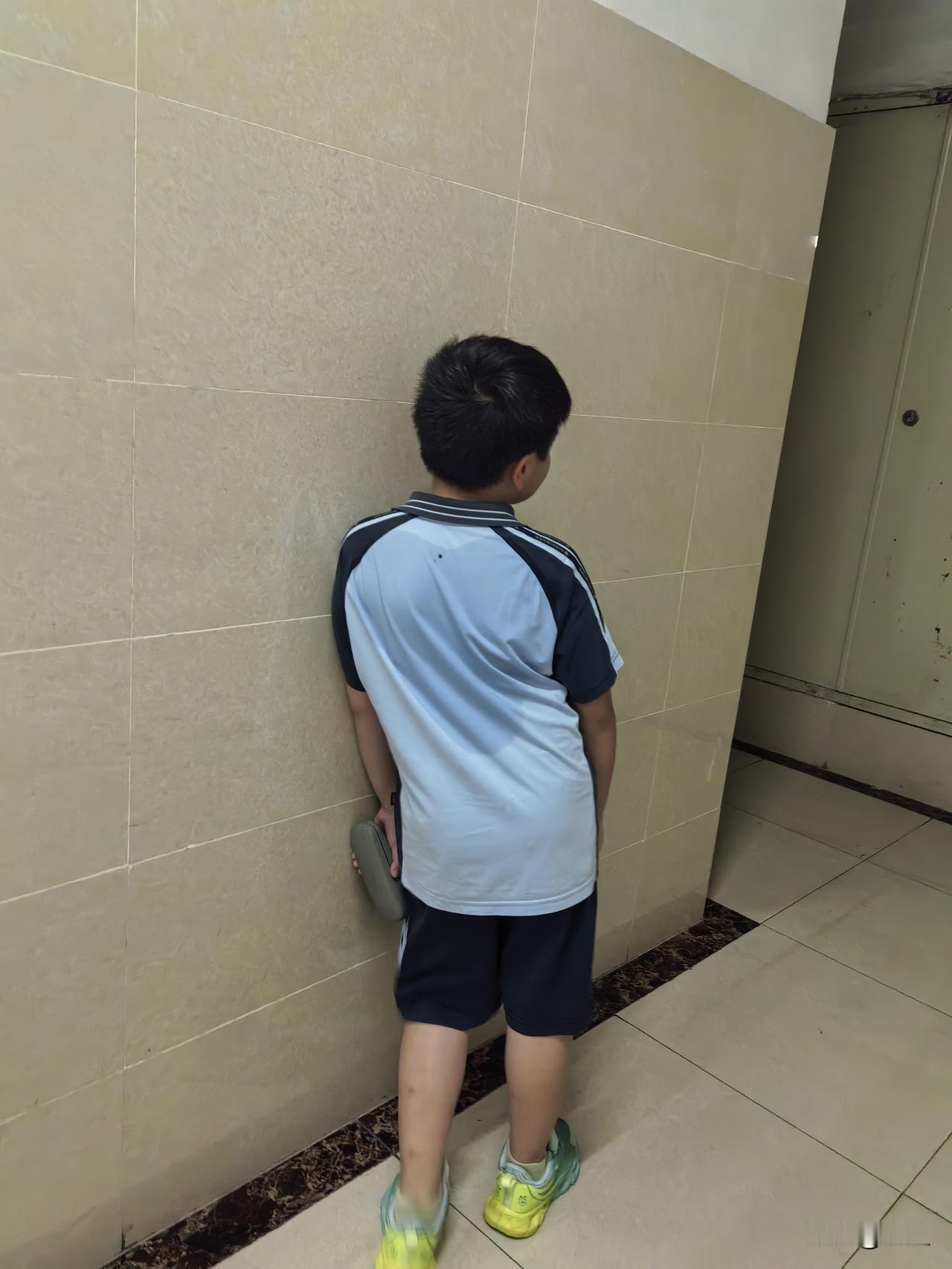 下班辅导娃写作业,烦吗?下班辅导娃写作业烦不烦，只有辅导过娃儿写作业的人才知道。
