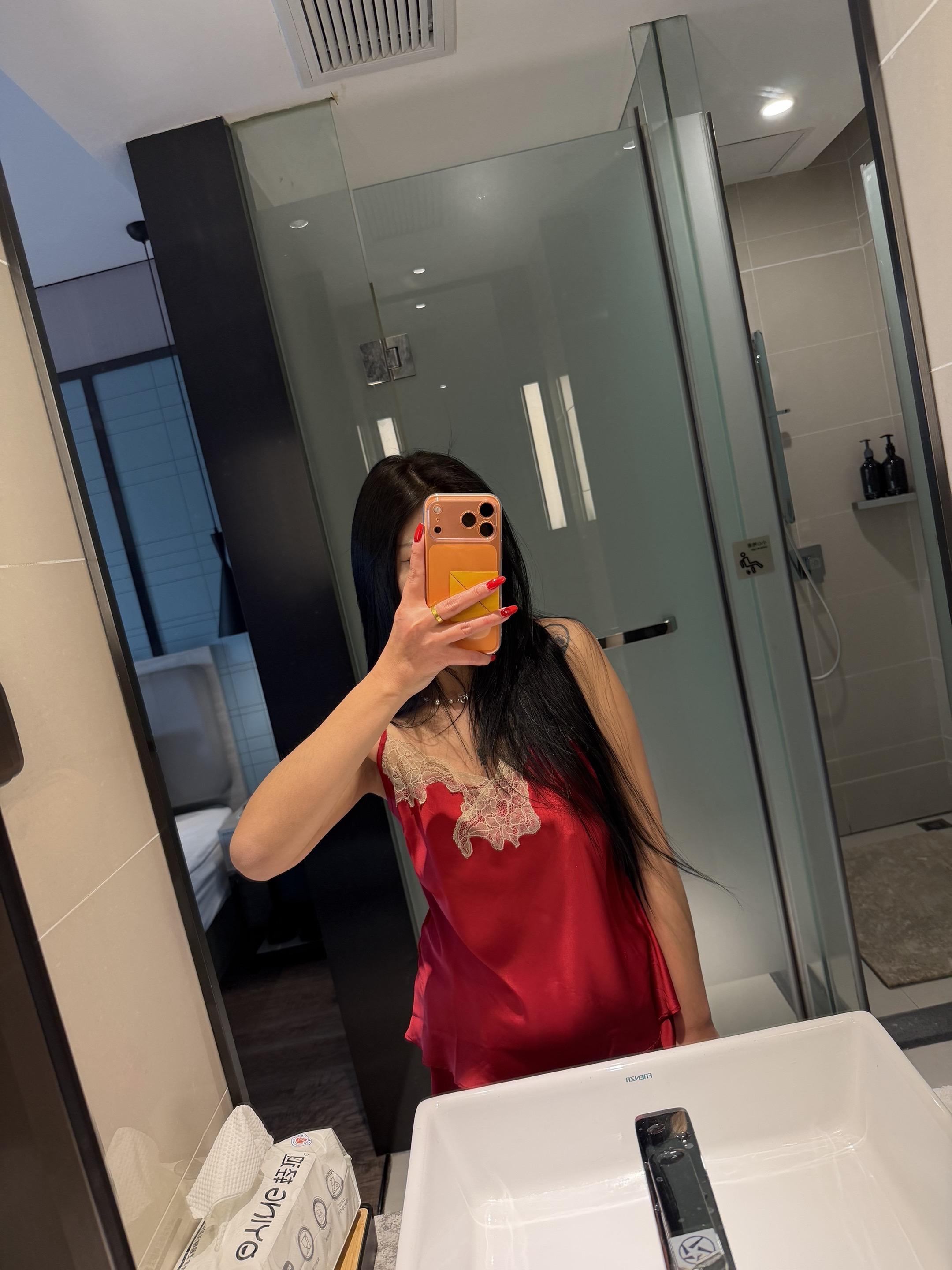 今年跟我回家吧，你坐我旁边，我给你夹菜，但凡有一个人给你甩脸色，我掀桌子就跟他干