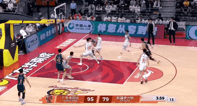 今晚广东队球迷可以睡个安稳觉了。
大胜新疆队22分，结果当然值得高兴。
但今晚最