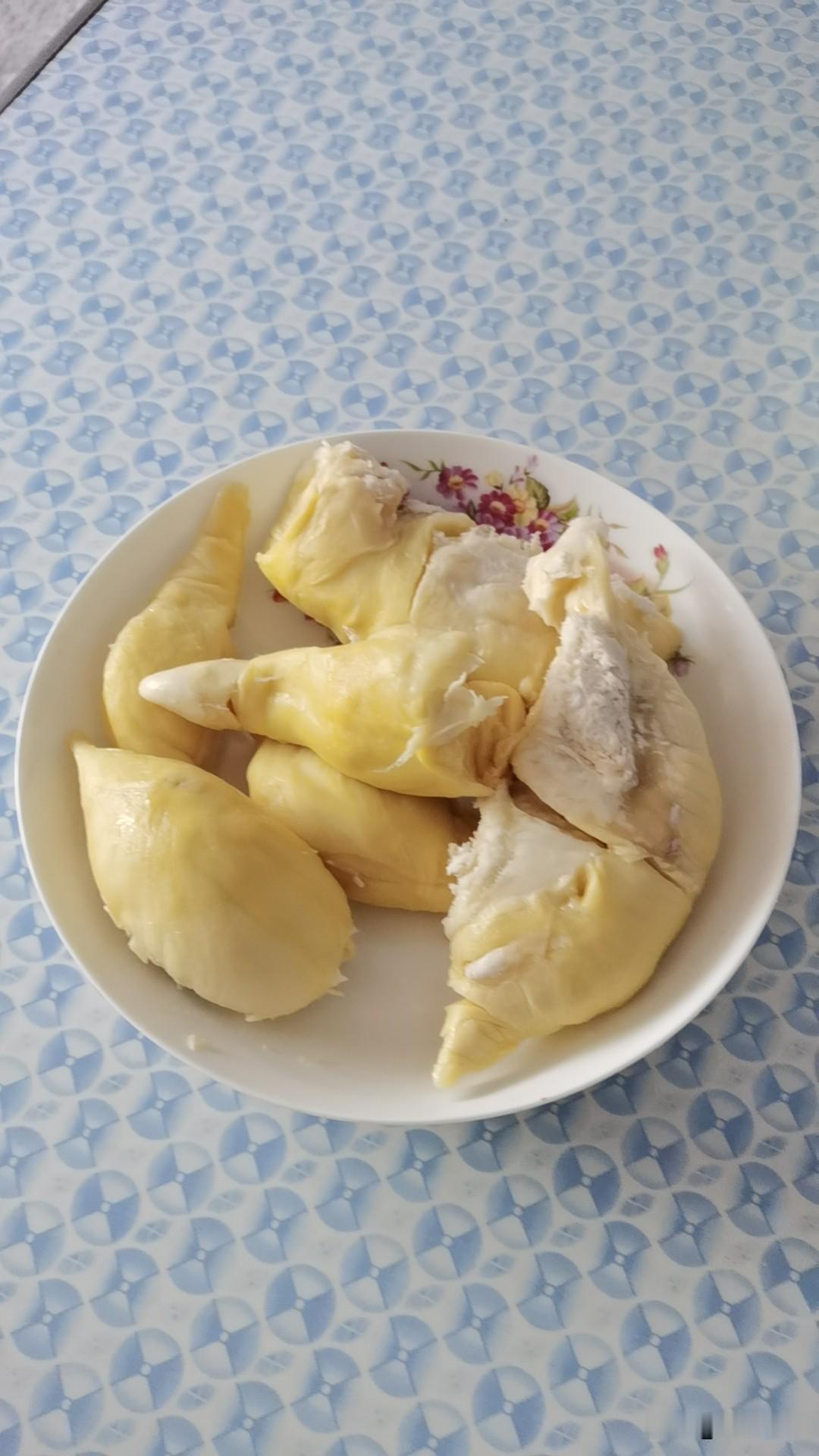 夏日生活打卡季中午排队打饭，大厨问我想吃啥。我说随便来点家常菜。大厨摇摇头：在职