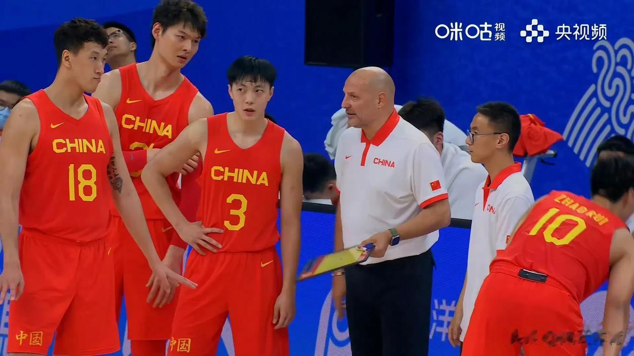说实话，中国再组织12人，也能赢菲律宾：

主教练：杨鸣
助教：邱彪、刘维伟

