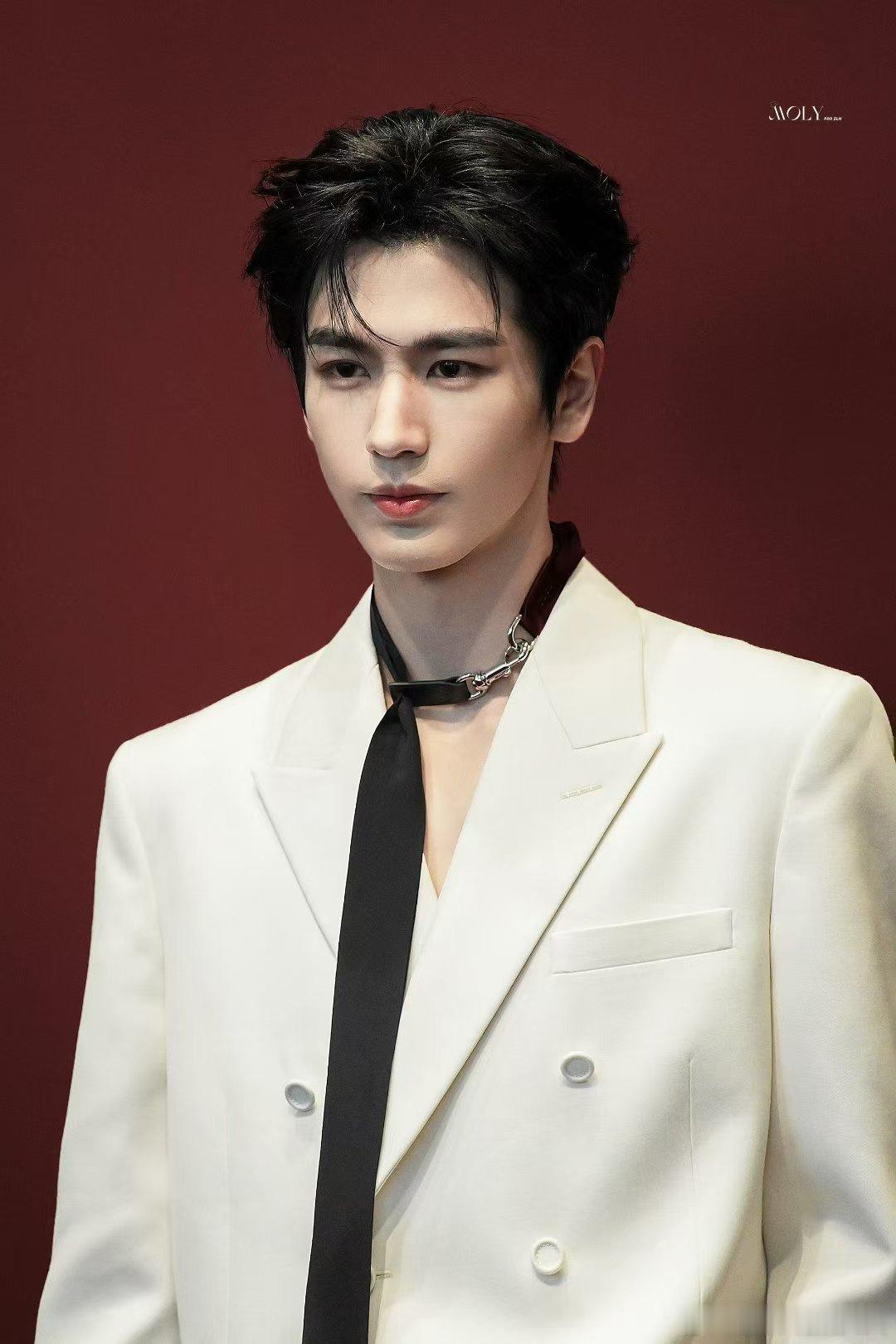 #Gucci总监晒张凌赫送的苏绣#  张凌赫能够把我们的传统文化一步一步地带到国