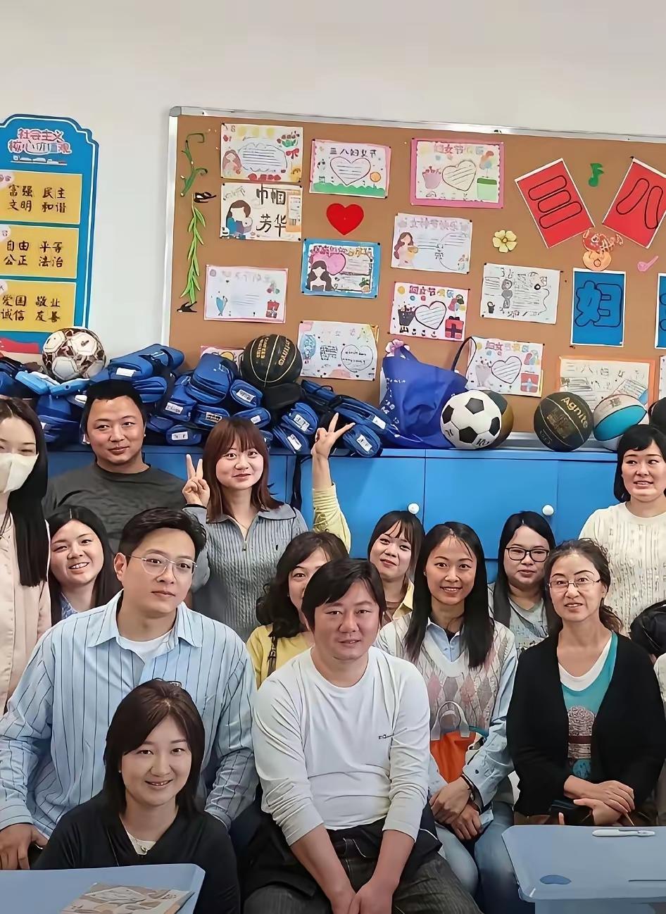 班主任原来也很有特权，尤其是开家长会，再忙的家长为了孩子也得来，张雪很忙，尤其是