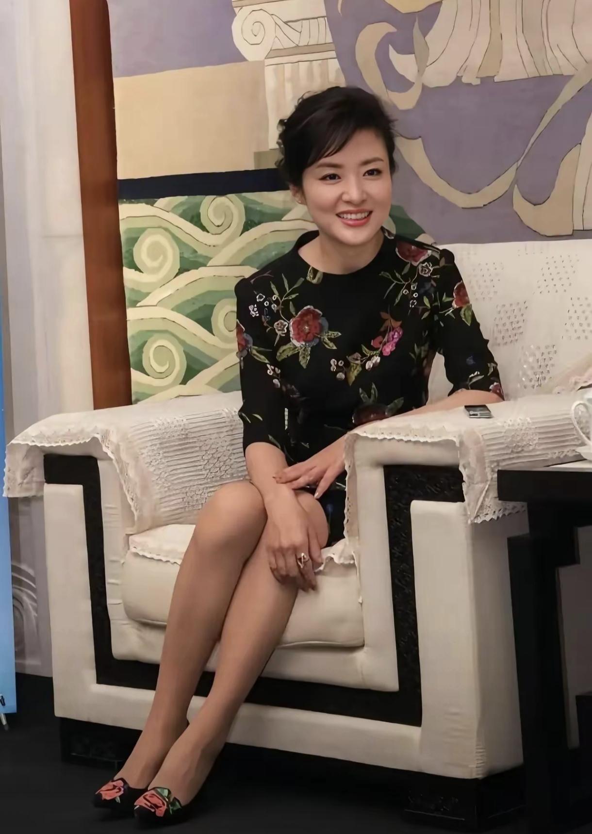 这两位我都很喜欢！

周涛和刘涛，一位是端庄大气的“国民主持”，一位是坚韧温暖的