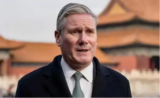 简直离谱！英国首相斯塔默铁了心要保印度人？锡克教徒带21厘米长刀上街合法，普通女