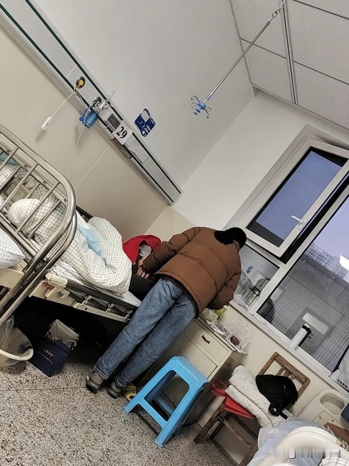 病房里的震撼教育：80岁老爷子和他的两个女儿，彻底颠覆了我的“养儿防老”观！

